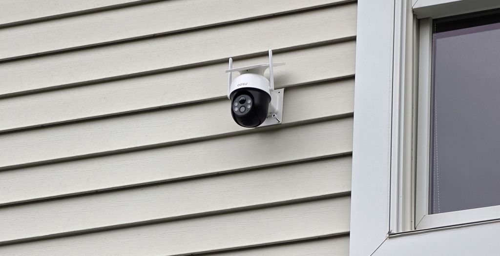 Aosu SolarCam D1 Classic mounted on exterior house siding